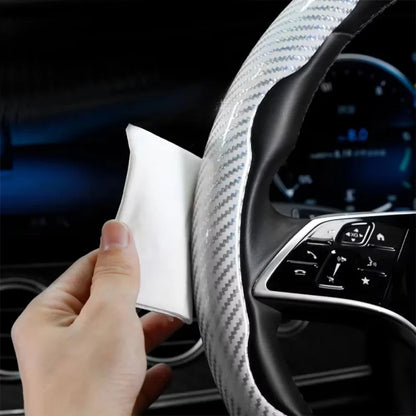 Fitting a white carbon-look steering wheel cover to the rim