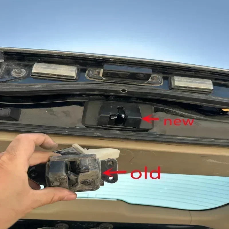 Tailgate actuator connector detail, Lexus LX570
